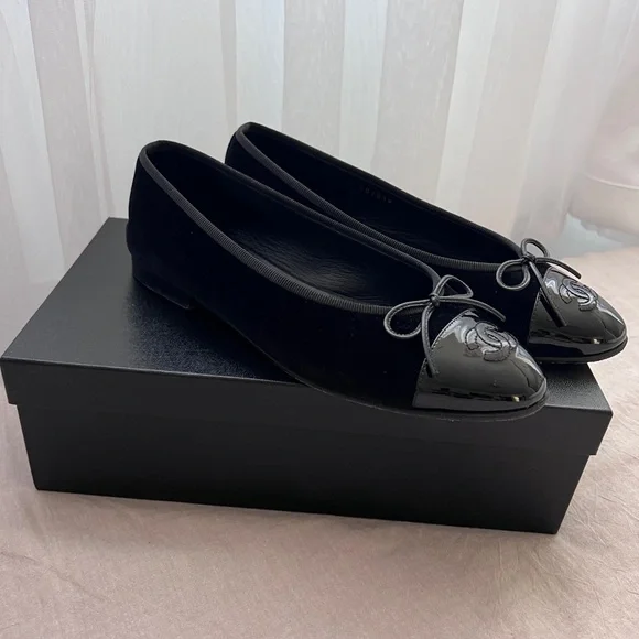 Auth Chanel Black Velvet Patent Classic CC Logo Ballerina Flats - Size 37.5